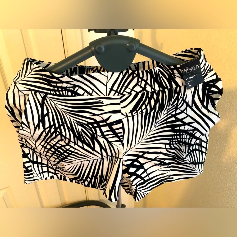 Black and white tropical stretch 4 inch shorts.